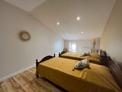 Chambre 2 équipée d'une clim