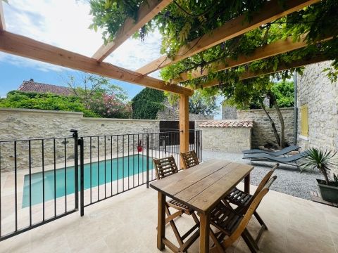 Cour intérieure indépendante avec piscine privée