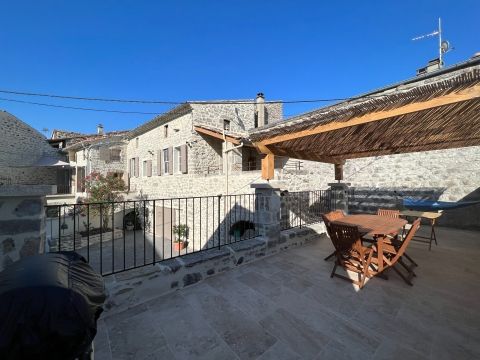 Grande terrasse privée avec barbecue